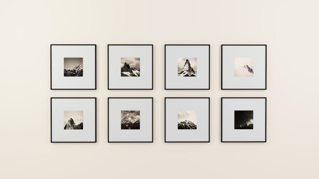 影像分類介紹 A minimalist display of framed mountain photography on a plain wall.