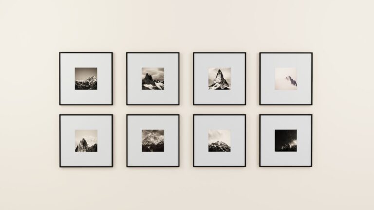影像分類介紹 A minimalist display of framed mountain photography on a plain wall.