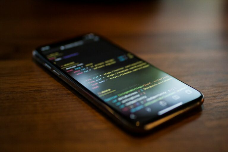 行動應用程式開發介紹 turned on black Android smartphone