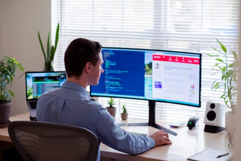 網頁開發介紹 man in gray dress shirt sitting on chair in front of computer monitor