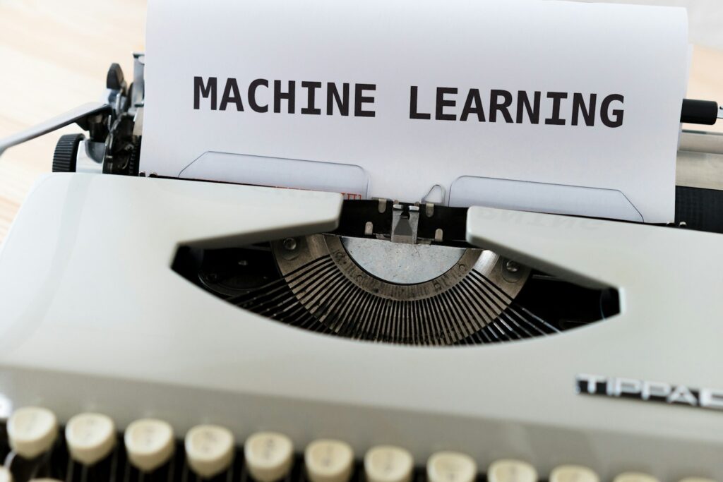 機器學習介紹 a close up of a typewriter with a paper reading machine learning