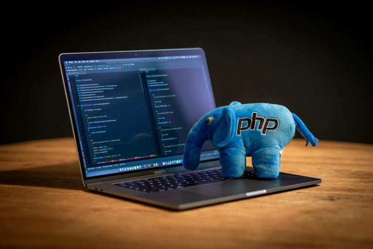 PHP 程式語言介紹 blue elephant plush toy on black laptop computer