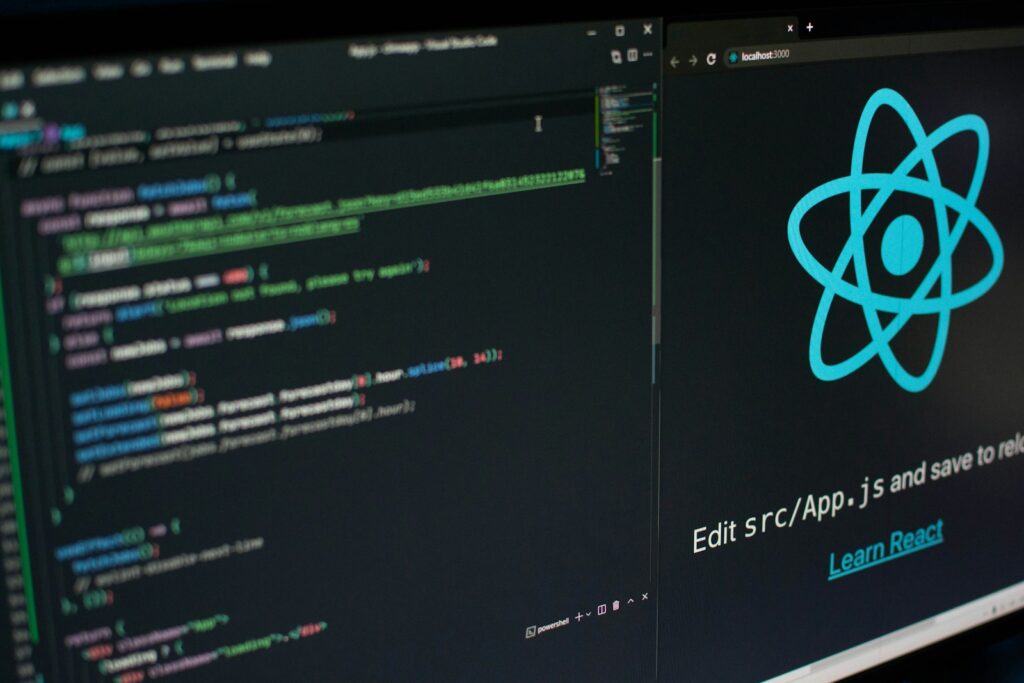 React 介紹 a computer screen with a logo on it