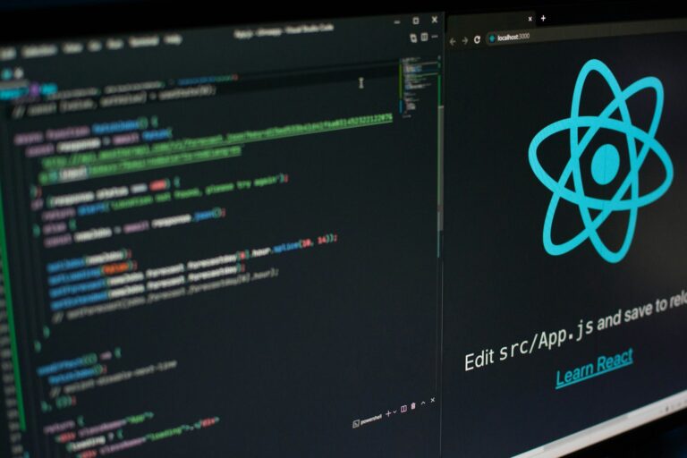 React 介紹 a computer screen with a logo on it
