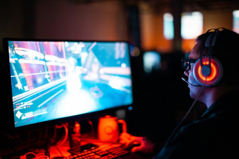 遊戲開發 介紹 person using computer playing FPS game