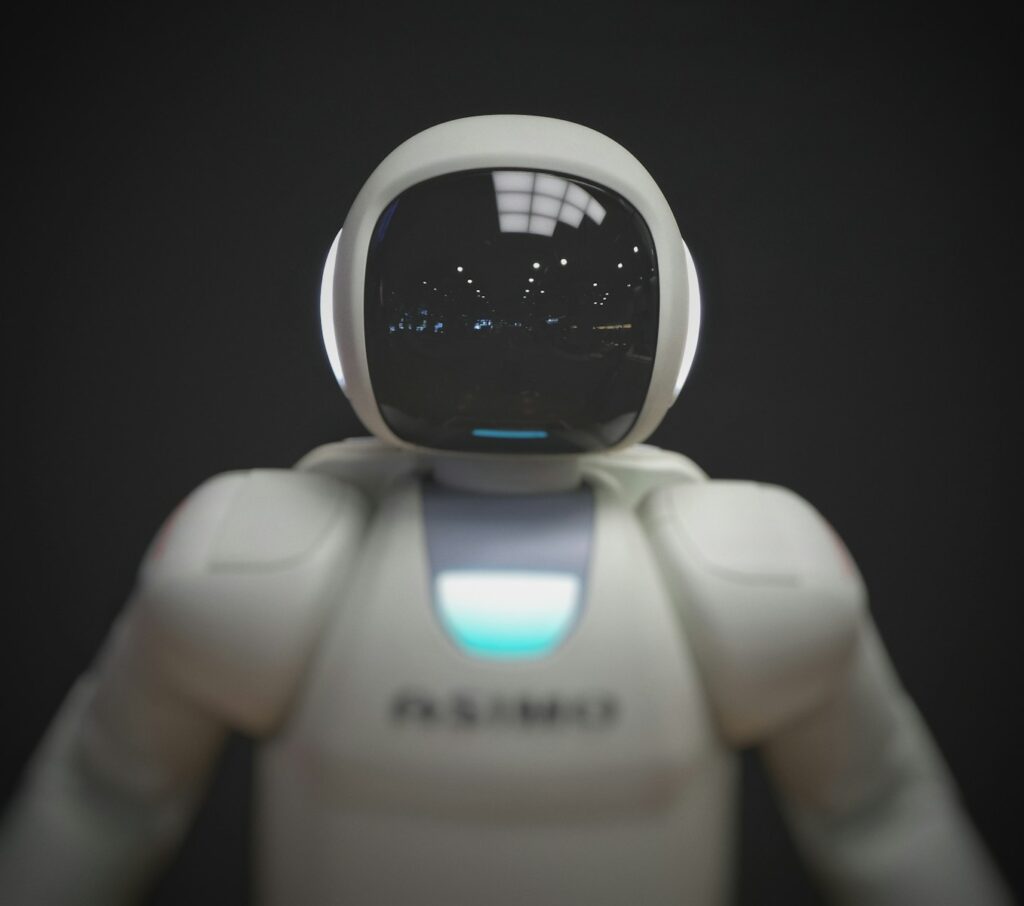 RPA 介紹 white robot wallpaper