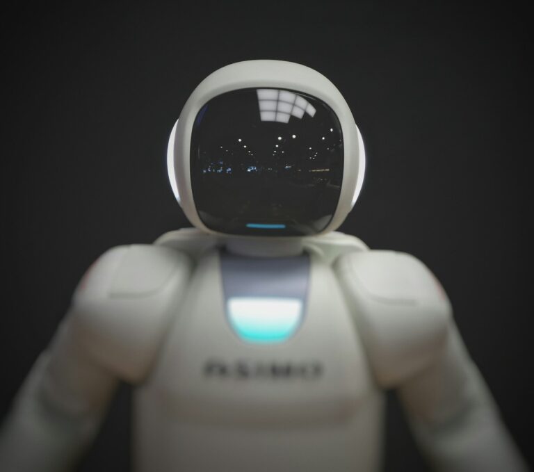 RPA 介紹 white robot wallpaper
