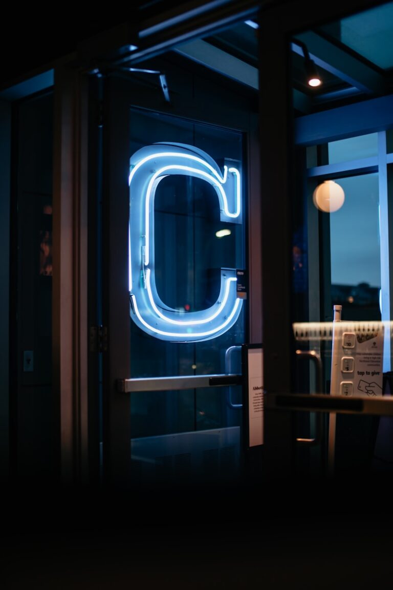 C 語言 介紹 a door with a glass window