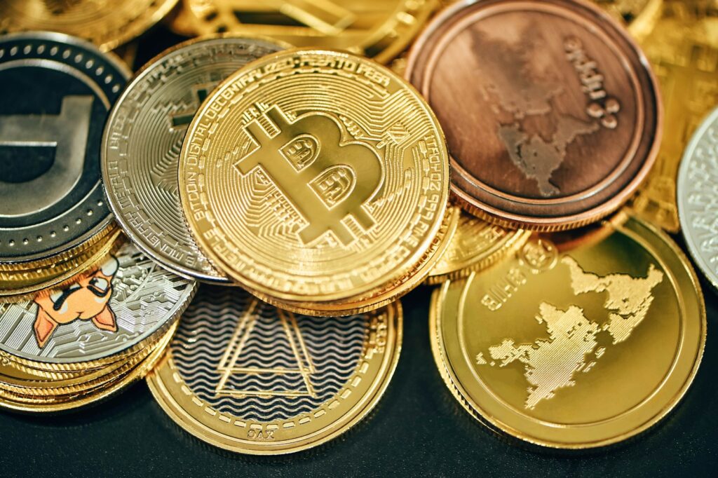 區塊鏈與加密技術 介紹 a pile of gold and silver bitcoins